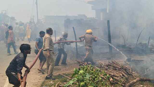 ऊना में भीषण अग्निकांड, प्रवासी मजदूरों की 40 झुग्गियां जलकर राख, बाल-बाल लोगों की जान