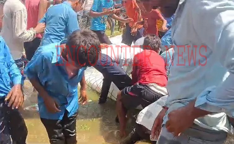 CM के सरकारी कार्यक्रम से जाते ही लोगों में मची मछली लूटने की होड़, देखें वीडियो