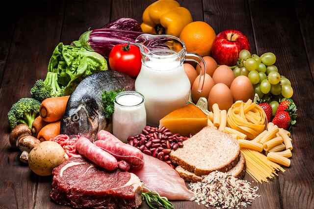 बरसात के मौसम में भूलकर भी न ट्राई करें ये Food Combinations!