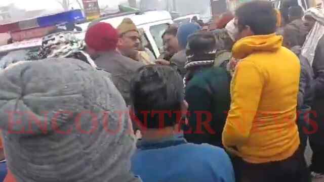 चेकिंग पर भड़की भीड़ से ARTO की हुई धक्का-मुक्की, टूटा मोबाइल, देखें वीडियो