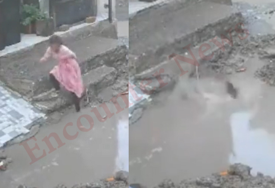 नगर निगम की बड़ी लापरवाहीः पानी से भरे गड्ढे में गिरी मासूम, देखें चौकाने वाला वीडियो
