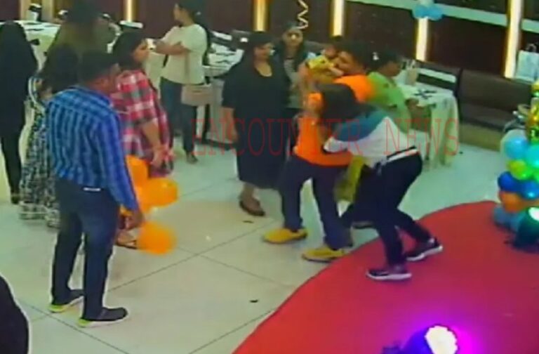 5 वर्षीय बच्चे की बर्थडे पार्टी के दौरान मां की हुई मौत, घटना का LIVE VIDEO आया सामने