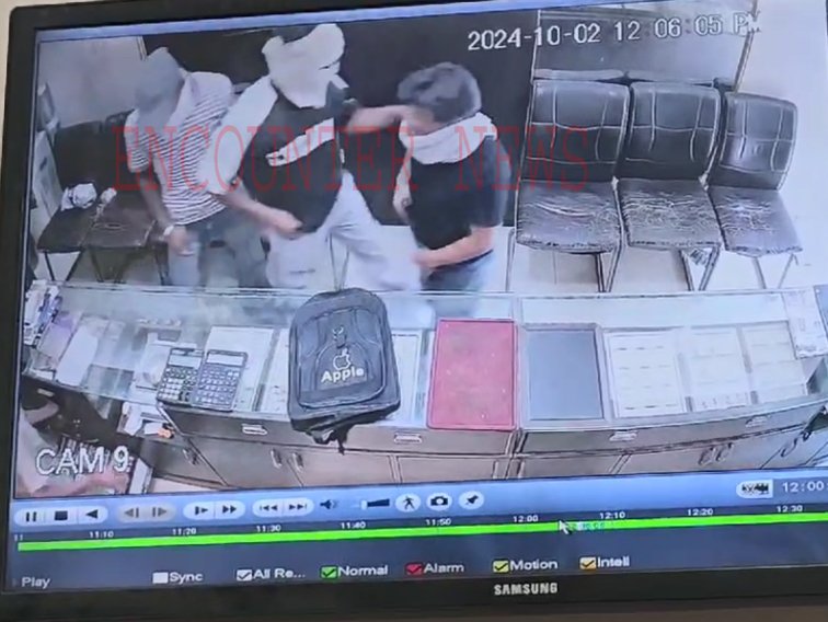 Punjab News: थाने से महज 150 मीटर दूरी पर Sonika Jewelery Shop में Gun Point पर हुई लूट, देखें CCTV