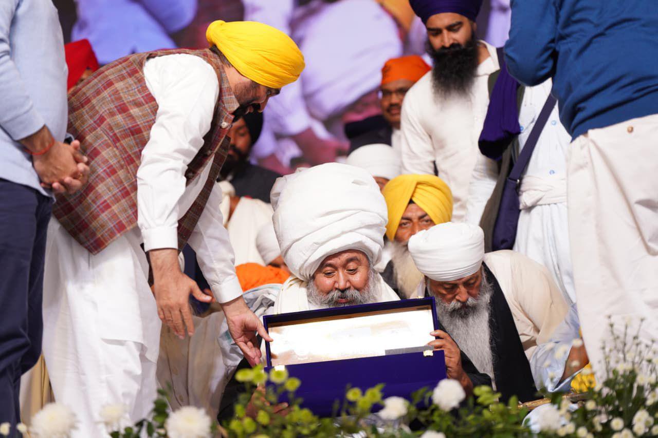 Punjab News: पंजाब सरकार की इस पहल ने रचा इतिहास, जब दुनिया के सभी धर्मों ने एक साथ झुकाया सिर, गुरु तेग बहादुर जी के चरणों में सबने मिलकर किया नमन