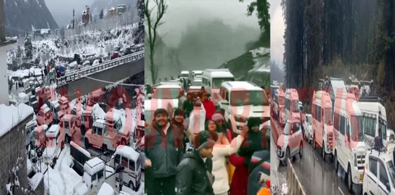 भारी बर्फबारी के चलते लगा जाम, फिर भी पर्यटक कर रहे मस्ती, देखें वीडियो