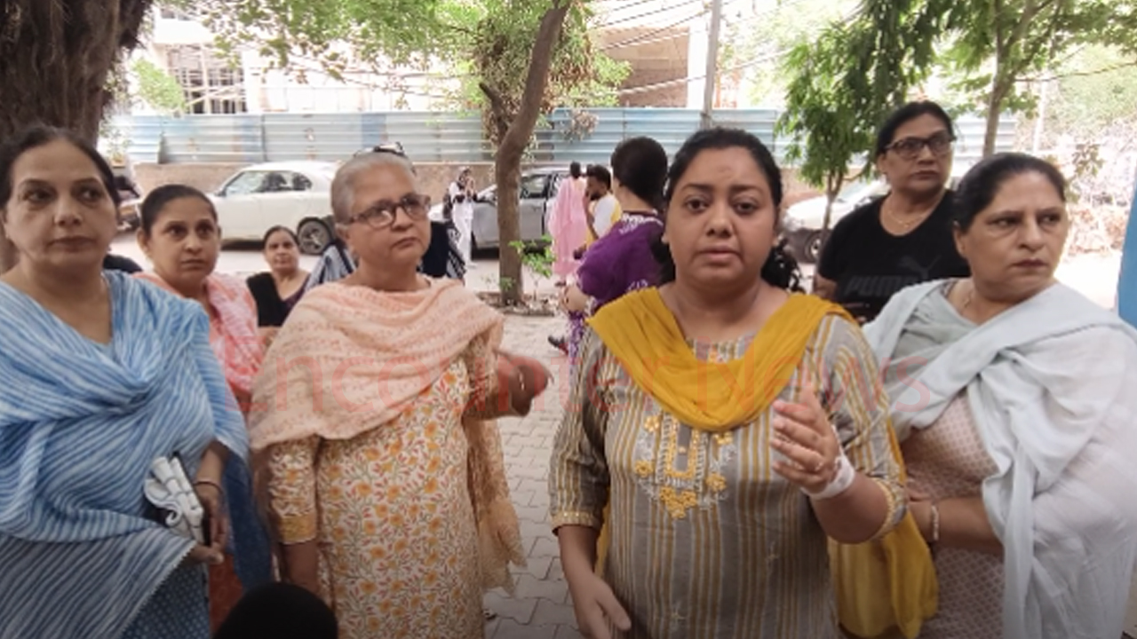 Jalandhar News: डॉक्टर हरलीन कौर की बेटी पर लगे महिला की आंखों में चिल्ली स्प्रे फेंकने के आरोप, देखें वीडियो