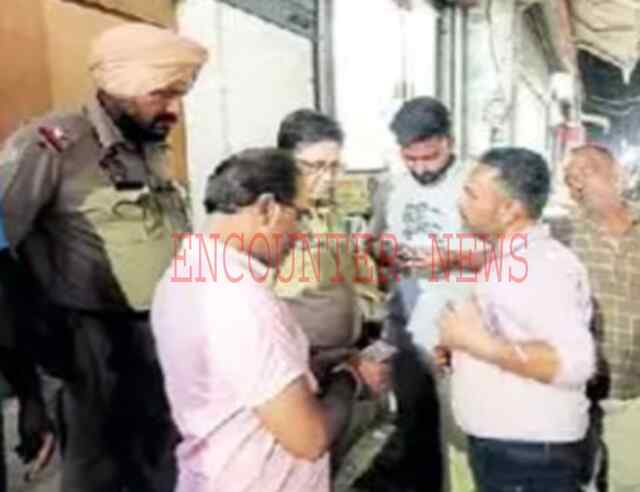 Jalandhar News: इस मार्किट में पुलिस की दबिश, 2 दुकानों से नकली Harpic की पेटियां बरामद