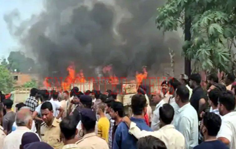 घर में घुसकर Head Constable की पत्नी और बेटी का किया कत्ल, पुलिस पर की फायरिंग