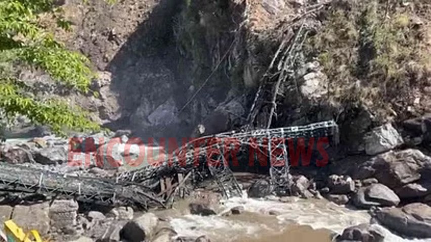 Govindghat में पहाड़ी टूटने से Hemkund Sahib को जोड़ने वाला पुल हुआ क्षतिग्रस्त, देखें वीडियो