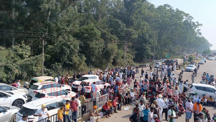 Jalandhar News: किसानों ने किया Highway जाम, गाड़ियों की लगी लंबी कतारें, देखें वीडियो