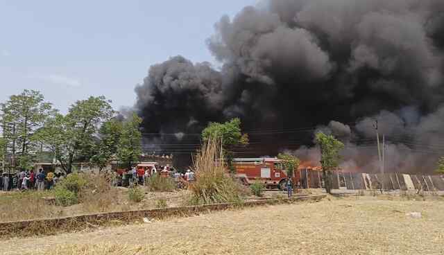 शाहपुर में कबाड के दो गोदाम जल कर हुए राख ,लाखो का नुकसान