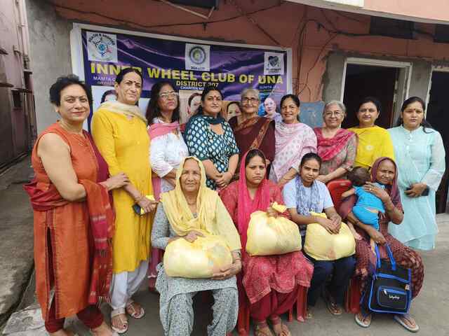 इन्नर व्हील क्लब ऊना ने अन्नपूर्णा दिवस चार महिलाओं को राशन प्रदान किया