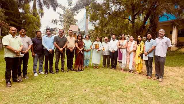 बीएससी टॉपर छात्रा परिजनों सहित पहुंची कालेज, प्रिंसिपल डॉ मीता शर्मा ने किया स्वागत