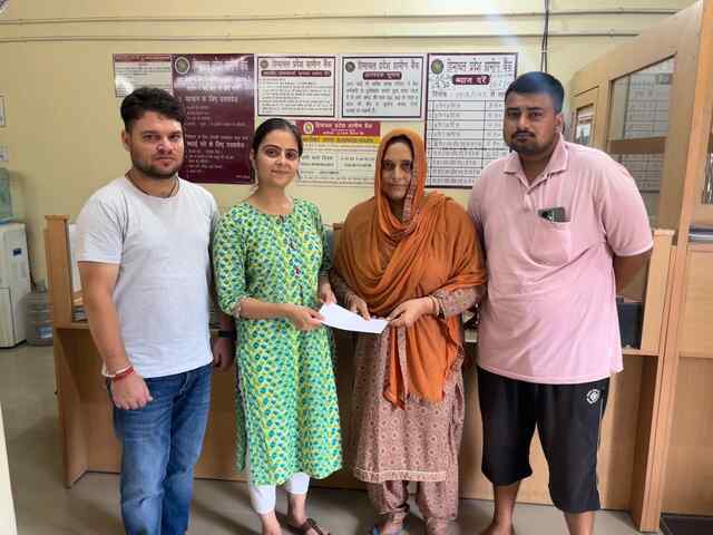 प्रधानमंत्री जीवन ज्योति बीमा योजना के तहत सुमन देवी को 2 लाख बीमा राशि दी