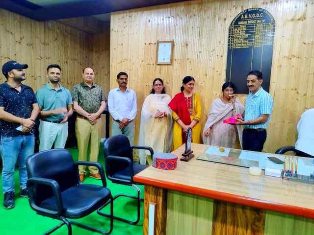 नेहा का पुणे में सिलेक्शन होने पर महाविद्यालय प्रशासन ने किया सम्मान