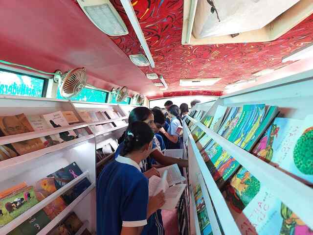 वशिष्ठ पब्लिक स्कूल में पहुंची ‘बुक आॉन व्हील’ पुस्तकों की मोबाइल प्रदर्शनी बस