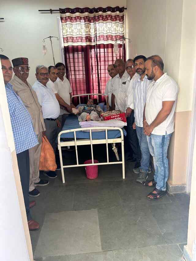 रोटरी क्लब ऊना ने आयुर्वेदिक अस्पताल ईसपुर में रोगियों को फल वितरित किए
