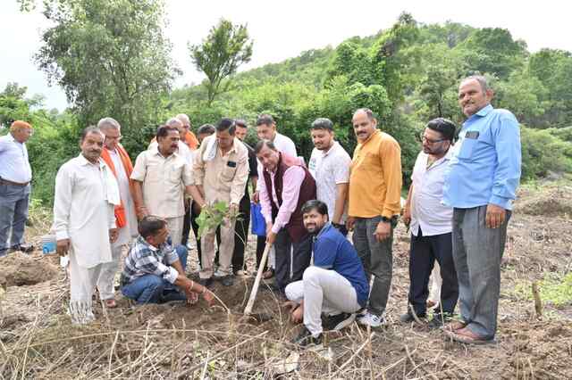 वीरेन्द्र कंवर ने पलाहटा में एक पौधा मां के नाम अभियान के तहत किया पौधारोपण