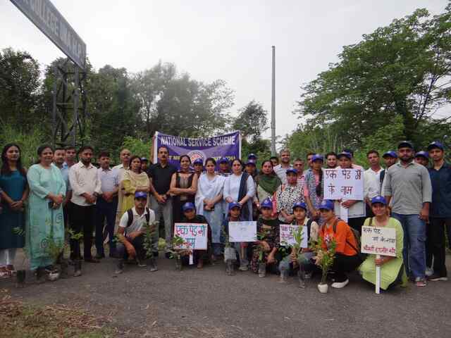 महाविद्यालय ऊना में डॉ. मीता शर्मा ने “एक पेड़ मॉं के नाम” अभियान के तहत रोपा जामुन का पौधा