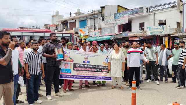 हत्या या आत्महत्या,टाहलीबाल में रोष प्रदर्शन