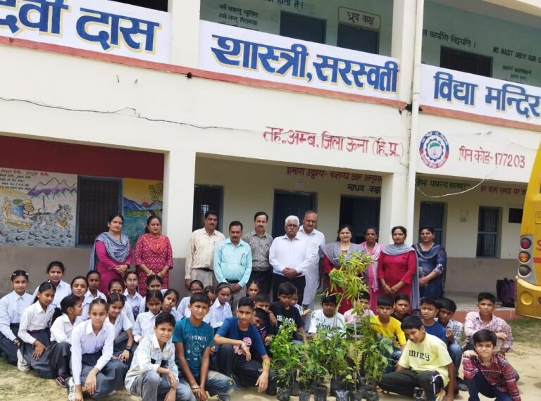 शिवसेना ने एसवीएम कटौहड़ खुर्द में वितरित किए पौधे