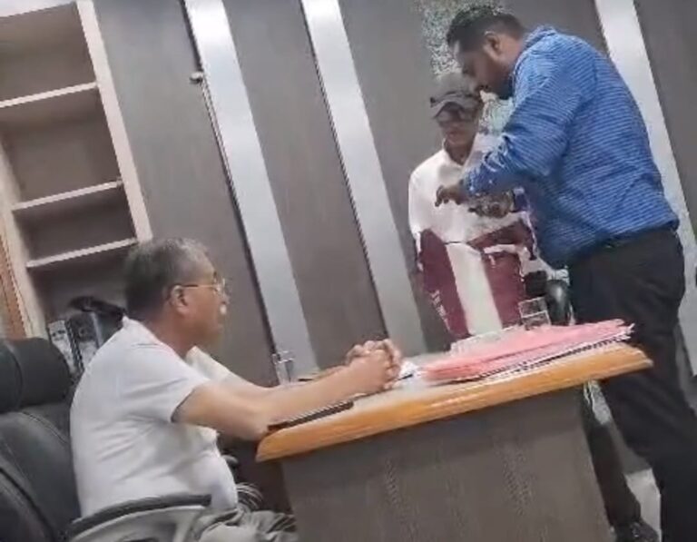 क्रैशर यूनियन से 25 लाख की रिश्वत लेता पकड़ा गया RTI एक्टिविस्ट