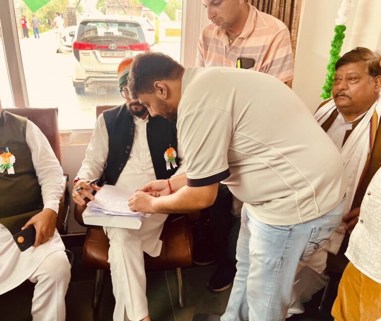 सांसद अनुराग ठाकुर को ज्ञापन सौपकर उठाई ऊना हिमाचल- इंदौर एक्सप्रेस के मेरठ छावनी स्टेशन पर ठहराव की माँग