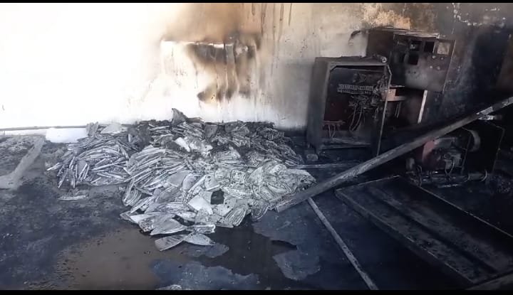 मैहतपुर के एक उद्योग में आग लगने से लाखों रुपये के नुकसान का अनुमान ,बड़ा हादसा होते होते टला