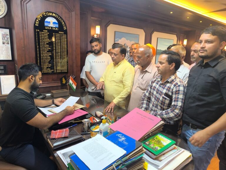 वीरेन्द्र कंवर ने स्थानीय लोगों के हितों की रक्षा हेतु उपायुक्त ऊना को सौंपा ज्ञापन