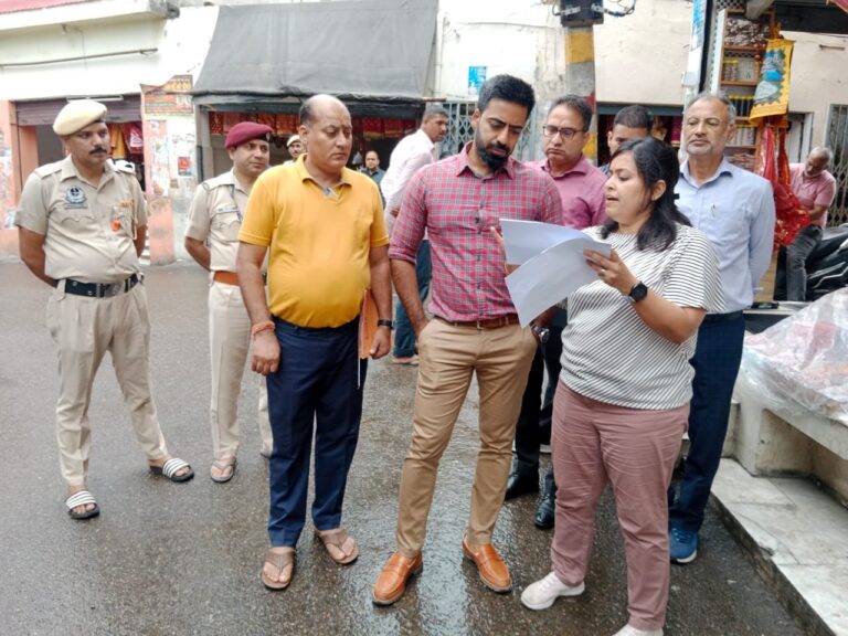 उपायुक्त ने श्री चिंतपूर्णी मंदिर में ‘प्रसाद’ योजना के तहत प्रस्तावित कार्यों की समीक्षा की