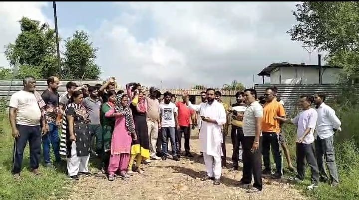 उधोग द्वारा मजदूरों को वेतन नहीं देने के विरोध में किया प्रदर्शन 