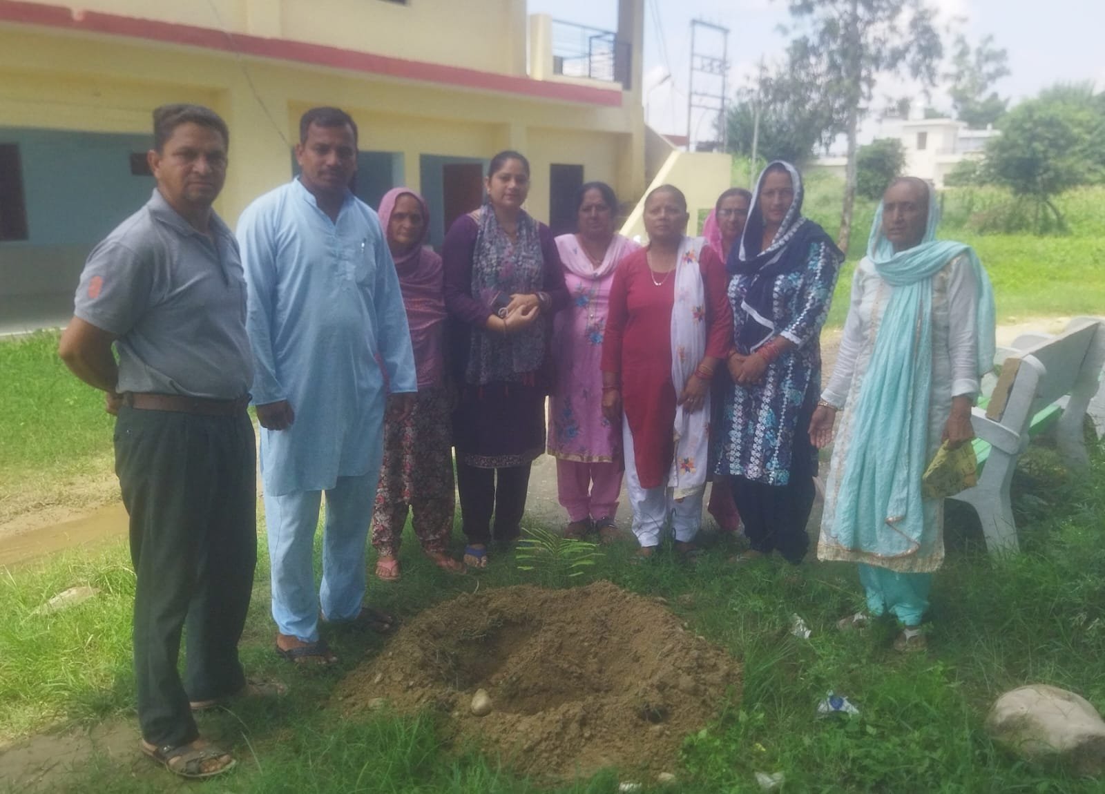 खड्ड पंचायत घर से पौधारोपण की शुरुआत