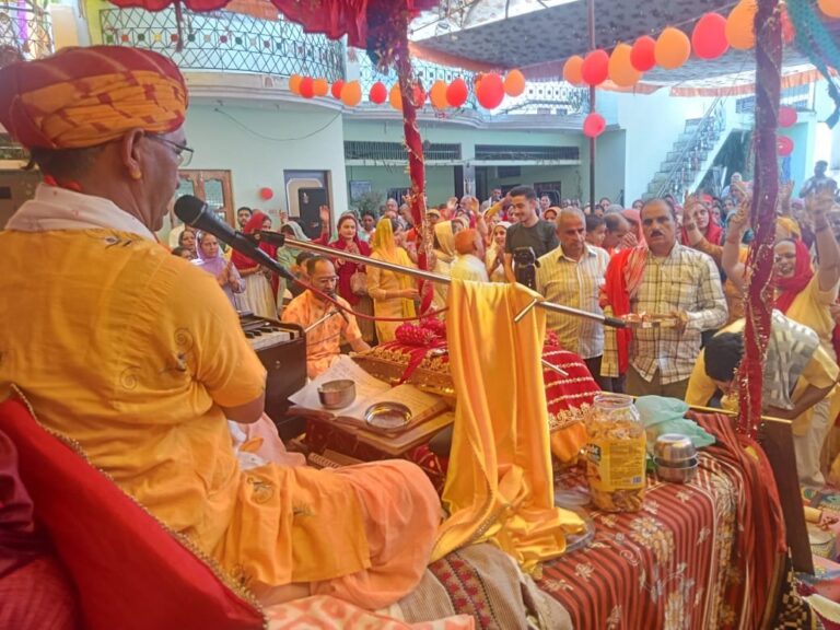 लठियानी के राजली भागवत कथा में बालकृष्ण भगवान के जन्म पर झूम उठा पंडाल