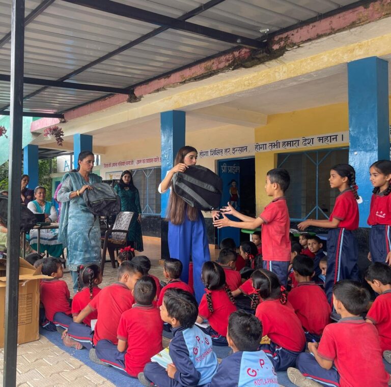 भारत विकास परिषद बद्दी शाखा ने कोटला पंजोला स्कूल के छात्रों को वितरित की शिक्षण सामग्री