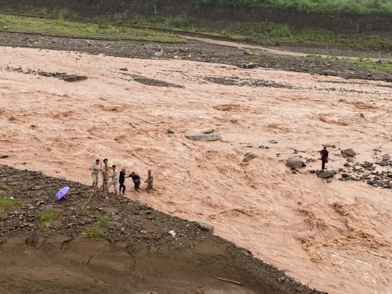 एसपी बद्दी के दिशा-निर्देश में साहसिक बचाव अभियान हुआ पूरा, सुरक्षित बाहर निकाला युवक