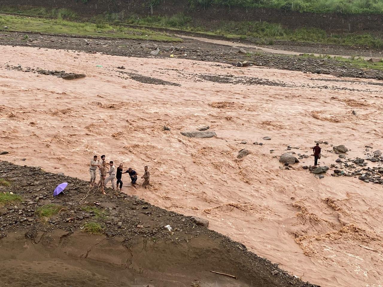 एसपी बद्दी के दिशा-निर्देश में साहसिक बचाव अभियान हुआ पूरा, सुरक्षित बाहर निकाला युवक
