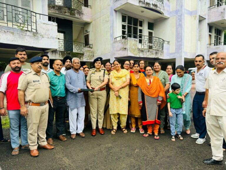 एसपी बद्दी इल्मा अफरोज़ ने किया हाउसिंग कॉलोनी मन्धाला का दौरा