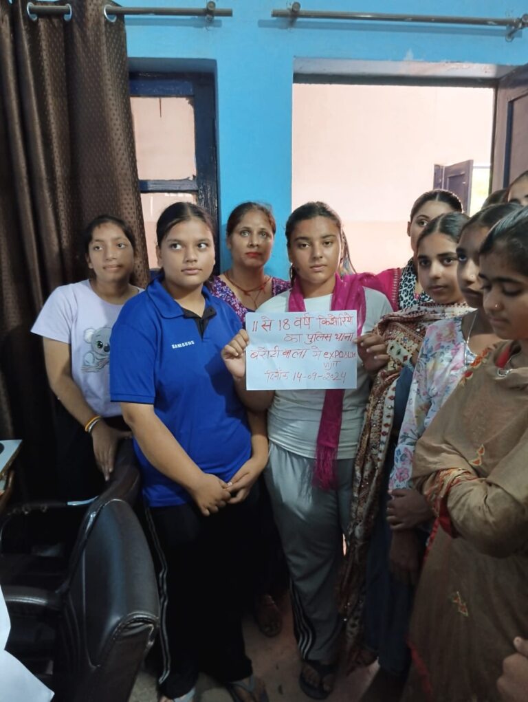 बरोटीवाला वृत की किशोरियों ने थाने व स्वास्थ्य केंद्र का किया भ्रमण