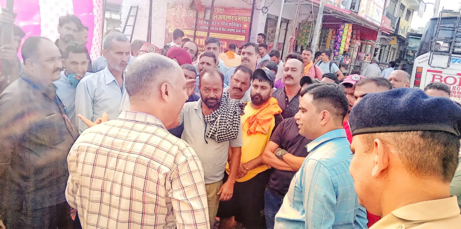 प्राइवेट गाड़ियों को टैक्सी चलाने पर टैक्सी यूनियन बंगाणा ने किया धरना प्रदर्शन