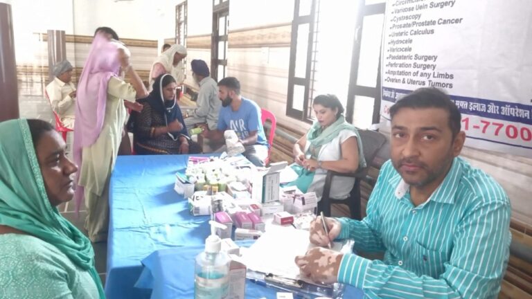 ईलाइट अस्पताल ऊना द्वारा कुरियाला में लगा फ्री स्वास्थ्य चेकअप कैंप