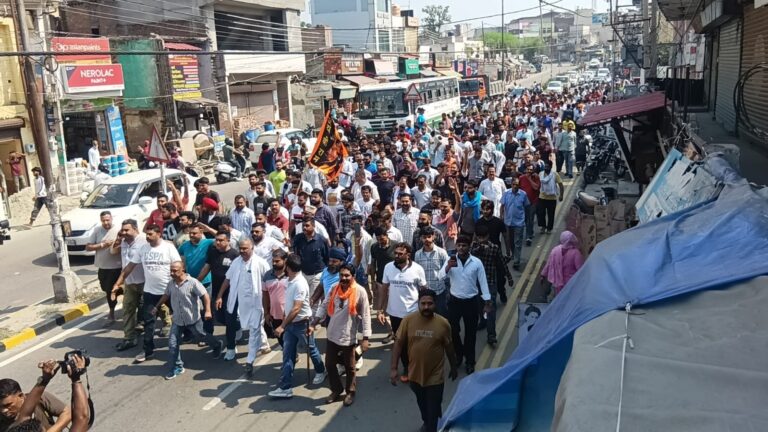 हिन्दू संगठनों ने बाहरी व्यक्तियों द्वारा ऊना के युवक से मारपीट कर अपमानित किए जाने को लेकर धरना प्रदर्शन, एडीसी को ज्ञापन सौंपा
