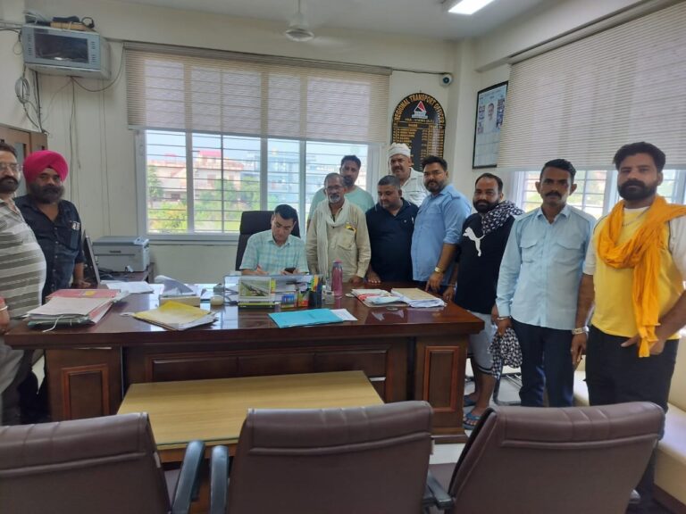 टैक्सी चालक आरटीओ से मिले,विना परमिट चल रही गाड़ीयों पर कार्रवाई की मांग