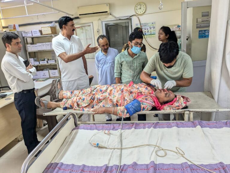 बेहोश महिला को अस्पताल पहुंचा निभाया इंसानियत का फर्ज 