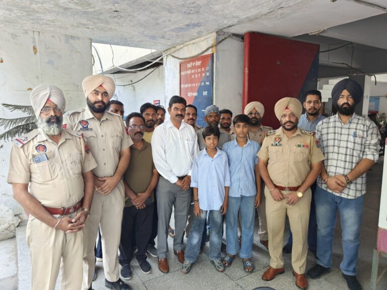 Punjab News : स्कूल से लापता बच्चों को पुलिस ने किया परिवार के हवाले, देखें वीडियो