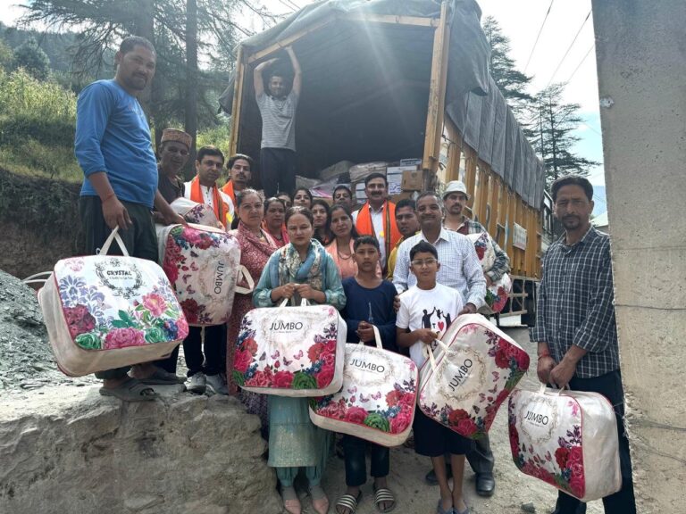 भारत विकास परिषद शाखा बद्दी ने कुल्लू के मलाना में बाढ़ प्रभावित को वितरित की राहत सामग्री