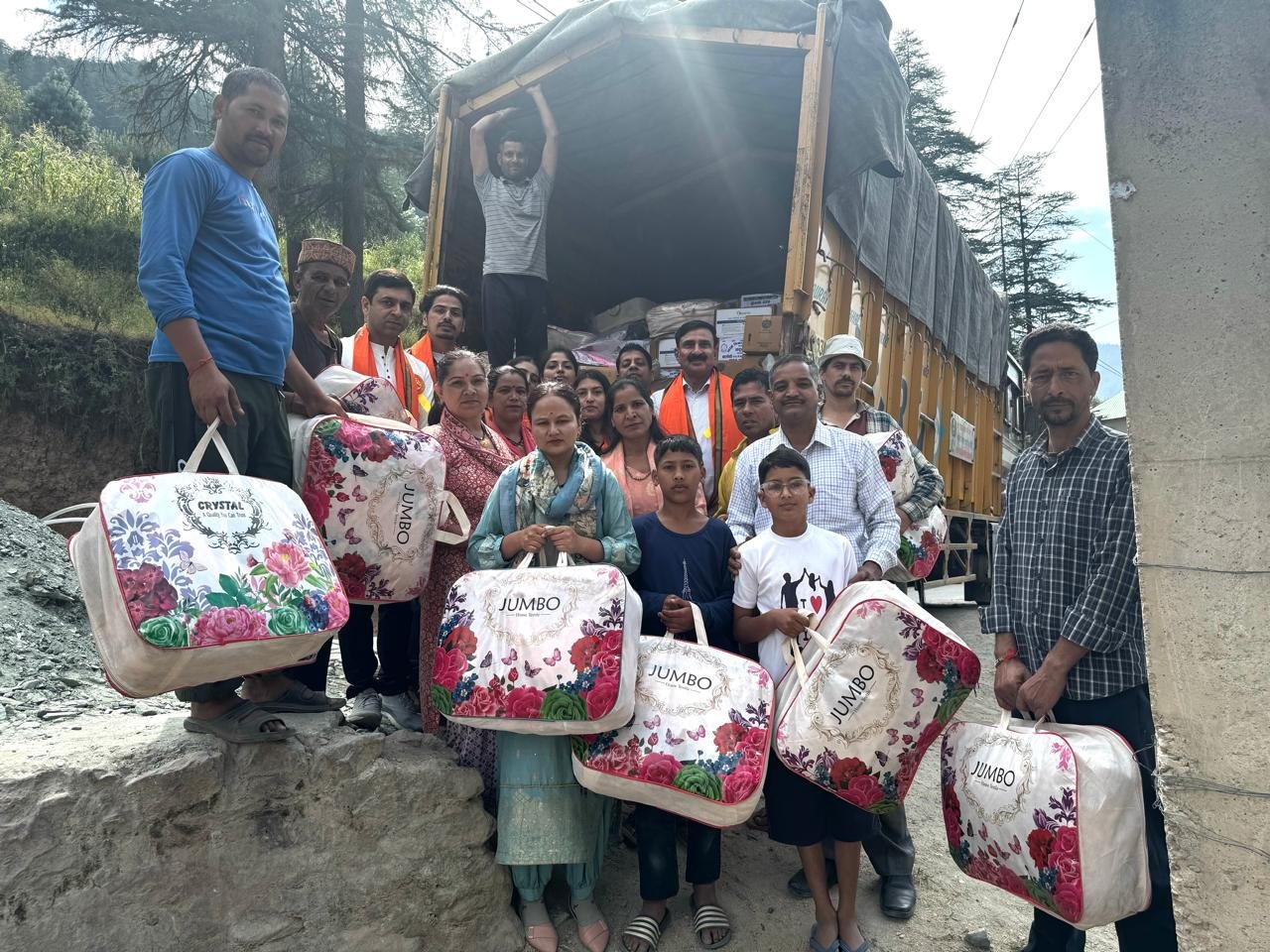 भारत विकास परिषद शाखा बद्दी ने कुल्लू के मलाना में बाढ़ प्रभावित को वितरित की राहत सामग्री