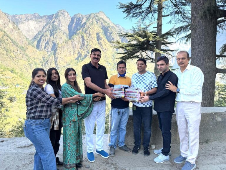 भारत विकास परिषद की बद्दी शाखा ने बाढ़ पीडित क्षेत्र के बच्चों को दी शिक्षण सामग्री