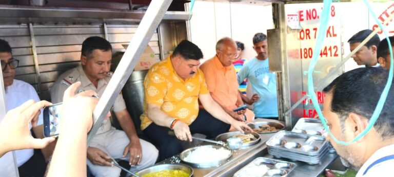 पश्चमी सभ्यता से दूरी बनाने लगे युवा