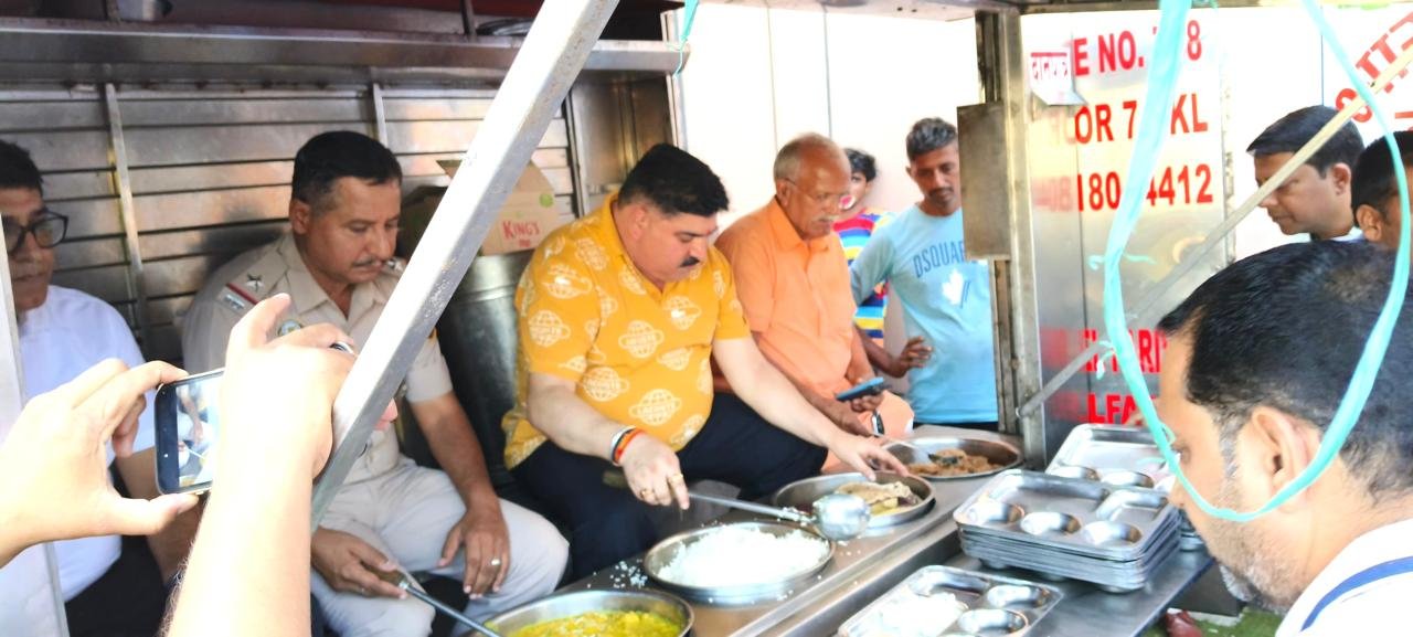 पश्चमी सभ्यता से दूरी बनाने लगे युवा