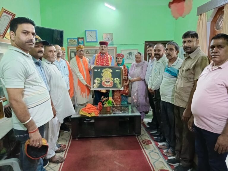 सेवानिवृत्त मेजर रैंक से पदोन्नत लैफ्टिनेंट कर्नल का उनके गृह क्षेत्र में जोरदार स्वागत